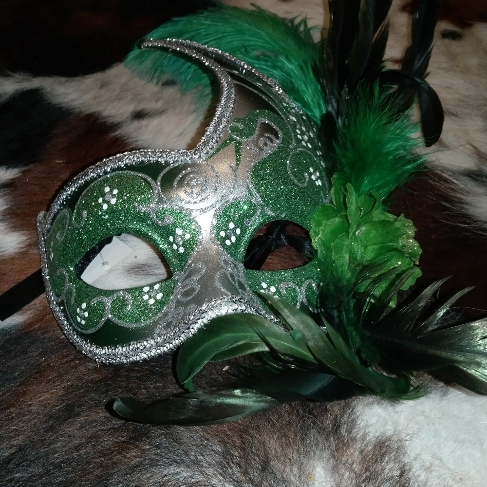 Mardi Gras mask "never been worn"